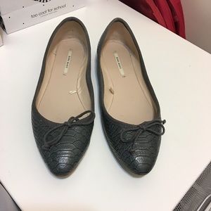 zara snakeskin like flats in grayish olive color